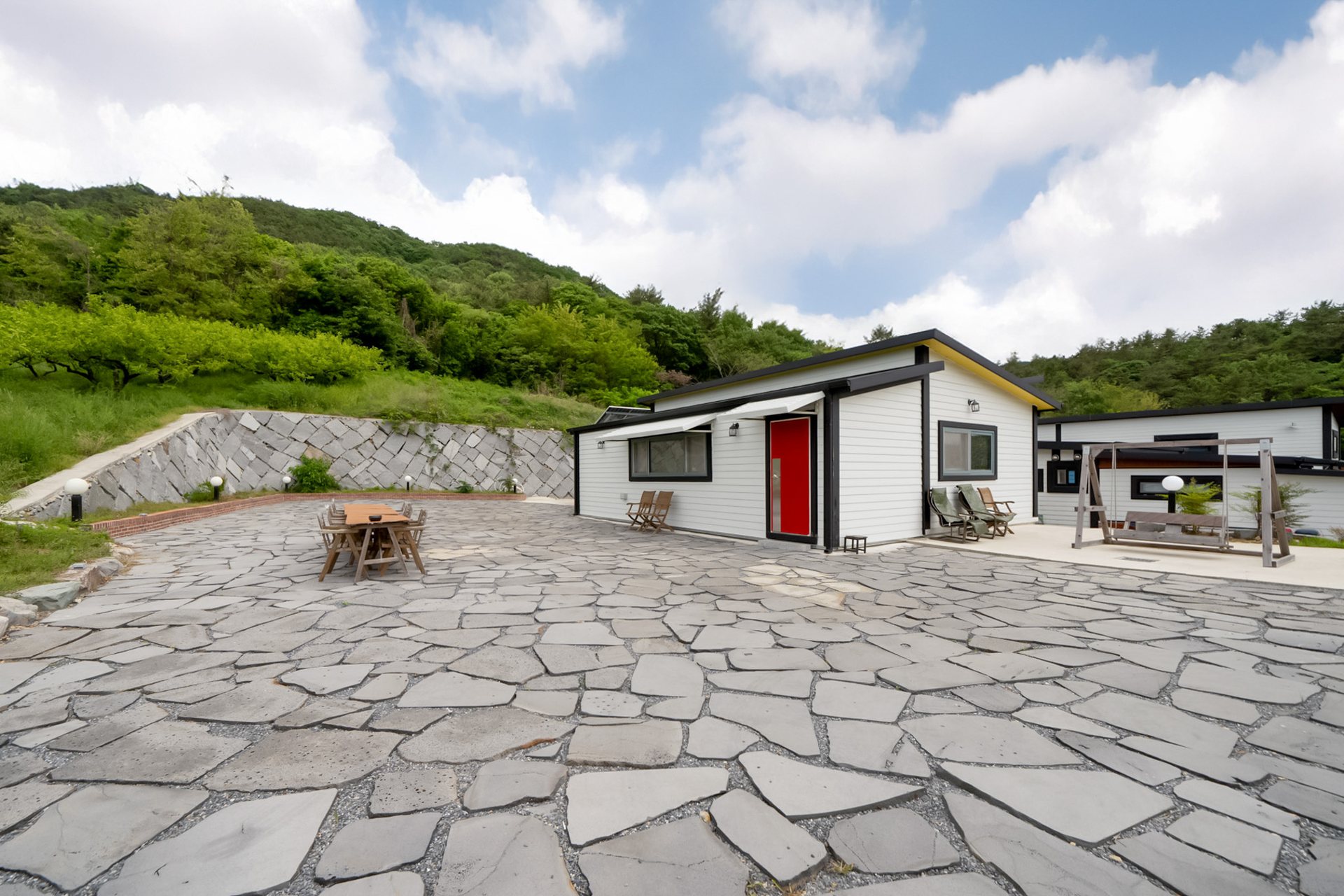 산자락 아래 자리한 하디스 비앤비 전경